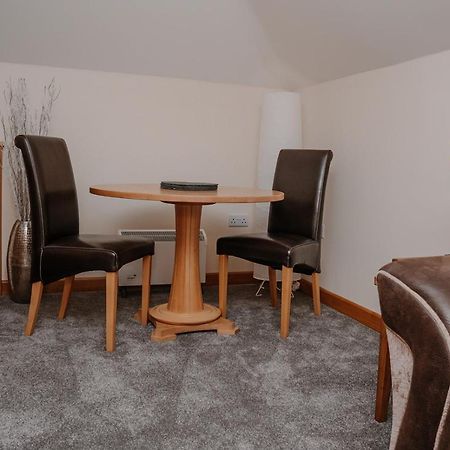 Lovely New 1 Bedroom Loft Apartment With On Drive Parking Trowbridge Extérieur photo