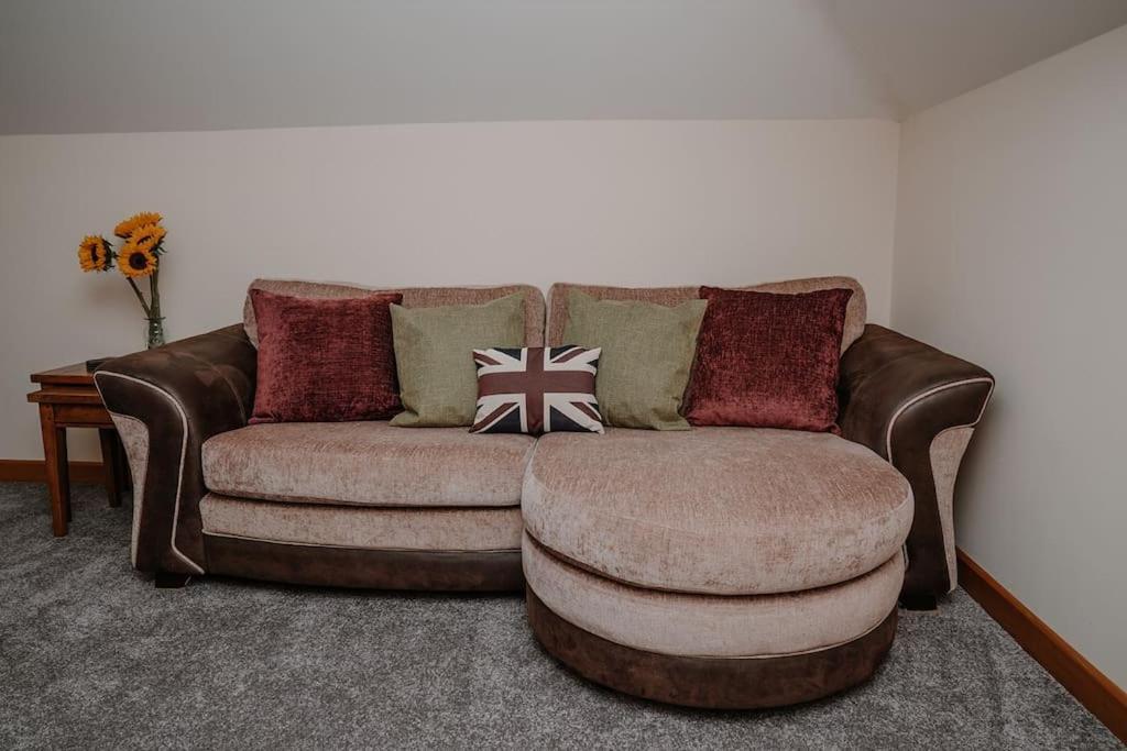 Lovely New 1 Bedroom Loft Apartment With On Drive Parking Trowbridge Extérieur photo