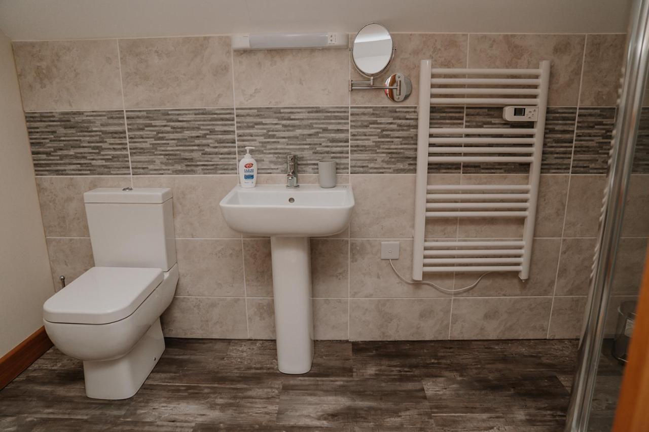 Lovely New 1 Bedroom Loft Apartment With On Drive Parking Trowbridge Extérieur photo