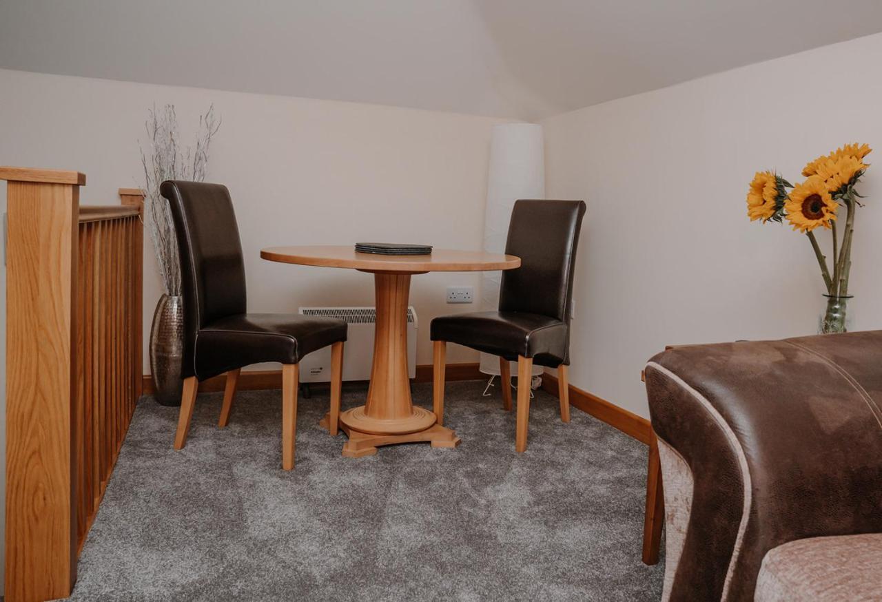Lovely New 1 Bedroom Loft Apartment With On Drive Parking Trowbridge Extérieur photo