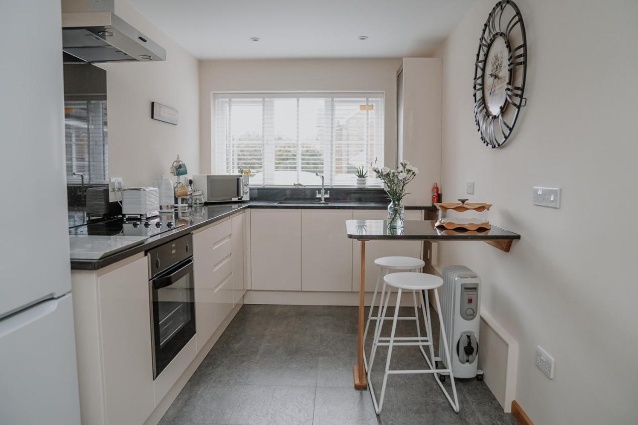 Lovely New 1 Bedroom Loft Apartment With On Drive Parking Trowbridge Extérieur photo
