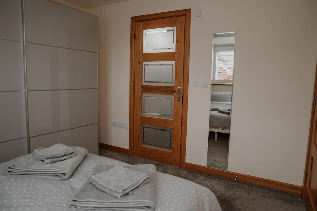 Lovely New 1 Bedroom Loft Apartment With On Drive Parking Trowbridge Extérieur photo