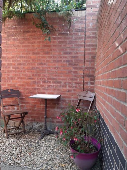 Lovely New 1 Bedroom Loft Apartment With On Drive Parking Trowbridge Extérieur photo
