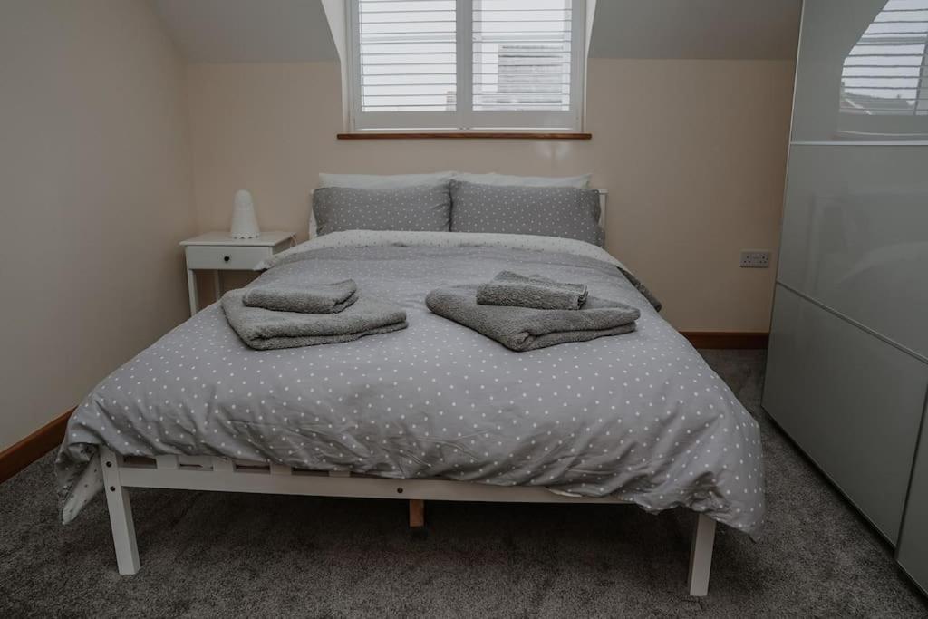 Lovely New 1 Bedroom Loft Apartment With On Drive Parking Trowbridge Extérieur photo