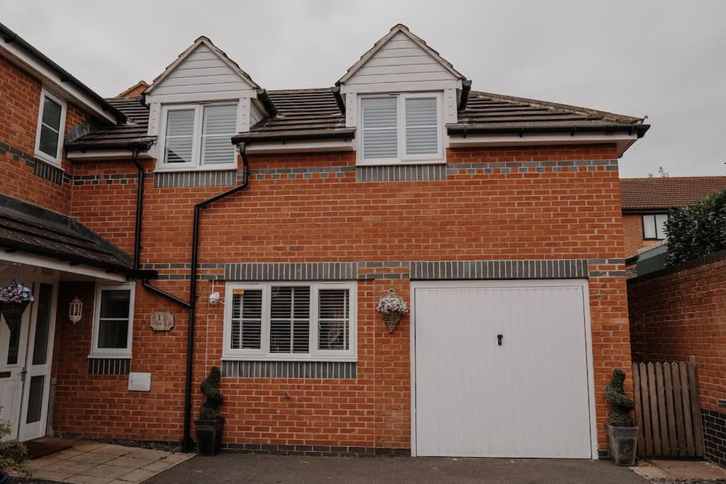 Lovely New 1 Bedroom Loft Apartment With On Drive Parking Trowbridge Extérieur photo