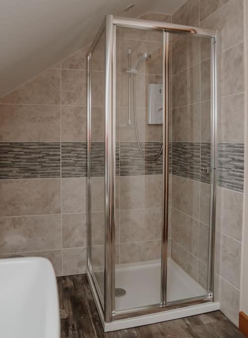Lovely New 1 Bedroom Loft Apartment With On Drive Parking Trowbridge Extérieur photo