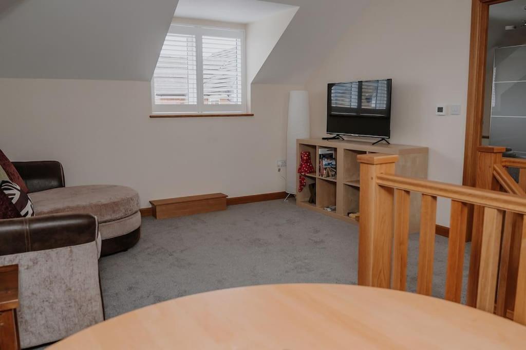 Lovely New 1 Bedroom Loft Apartment With On Drive Parking Trowbridge Extérieur photo