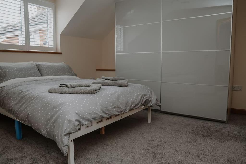 Lovely New 1 Bedroom Loft Apartment With On Drive Parking Trowbridge Extérieur photo