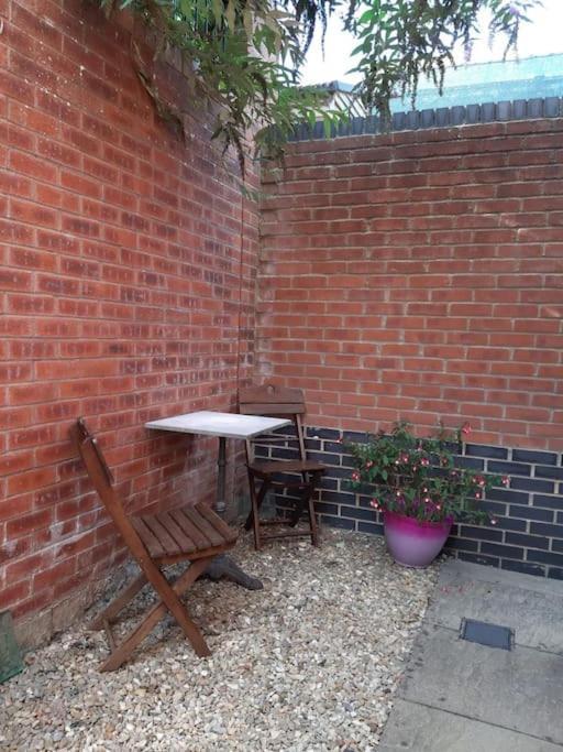 Lovely New 1 Bedroom Loft Apartment With On Drive Parking Trowbridge Extérieur photo
