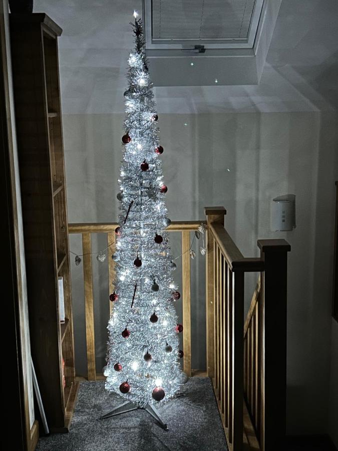 Lovely New 1 Bedroom Loft Apartment With On Drive Parking Trowbridge Extérieur photo